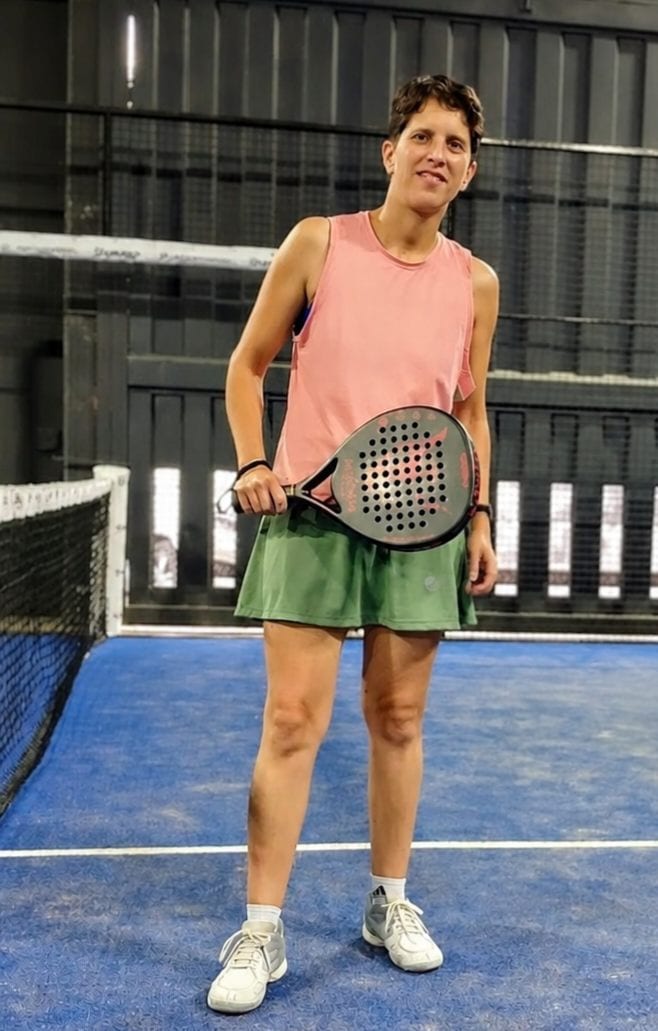 Jorgelina Ruiz, autora de Mentalidad Ganadora en Cancha, jugadora profesional de pádel, en la cancha con su pala
